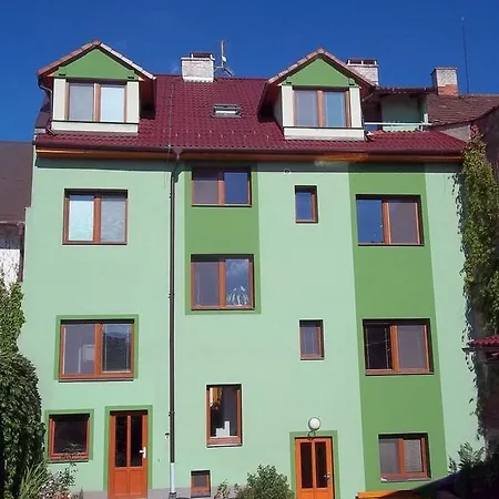 Penzion Apartmany Zlin ゲストハウス 3*